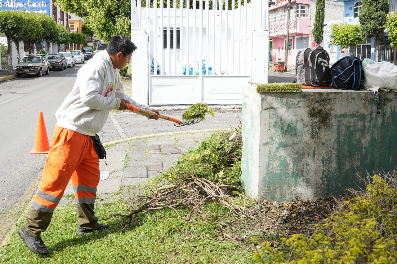 Mejora Ayuntamiento de Tlaxcala imagen del bulevar Mariano Sánchez con brigada de servicios públicos